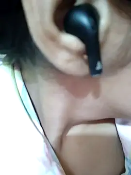 Snapshot of Anki-doll chatting on 03.18.25 Anki-doll online show from 03.18.25
