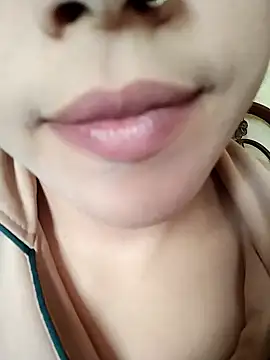 Snapshot of Anki-doll chatting on 03.21.25 Anki-doll online show from 03.21.25