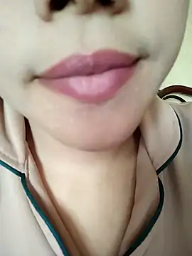 Snapshot of Anki-doll chatting on 03.23.25 Anki-doll online show from 03.23.25