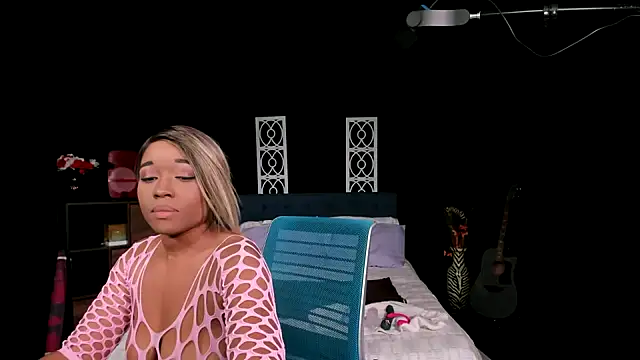 NinaRiveraXO online show from 10.04.25