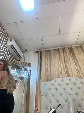 Snapshot of SashaDurante chatting on 04.14.26 SashaDurante online show from 04.14.26