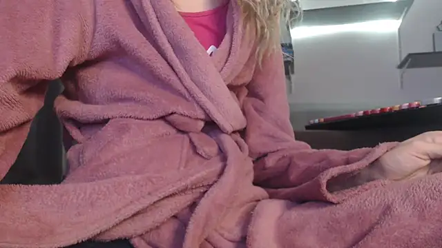 LetsGetMessyBBy online show from 03.20.25