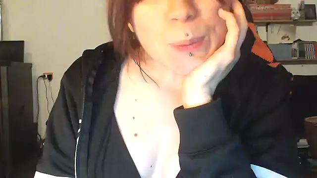 Snapshot of complicata_mente chatting on 12.28.24 complicata mente online show from 12.28.24