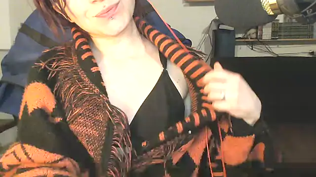 Snapshot of complicata_mente chatting on 03.18.25 complicata mente online show from 03.18.25