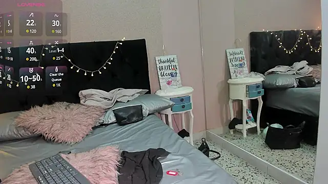HollyWould   online show from 03.05.25