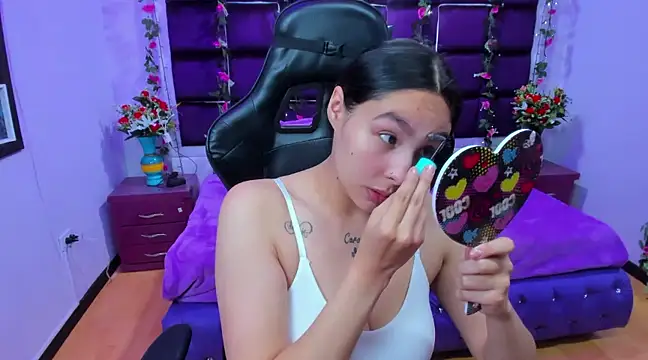 ChloeeTompson  online show from 01.31.25