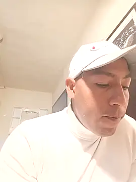 Snapshot of Reveldeseductor chatting on 04.07.26 Reveldeseductor online show from 04.07.26