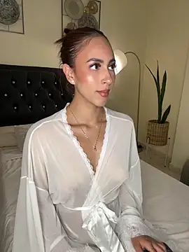Snapshot of paauly chatting on 06.19.26 paauly online show from 06.19.26