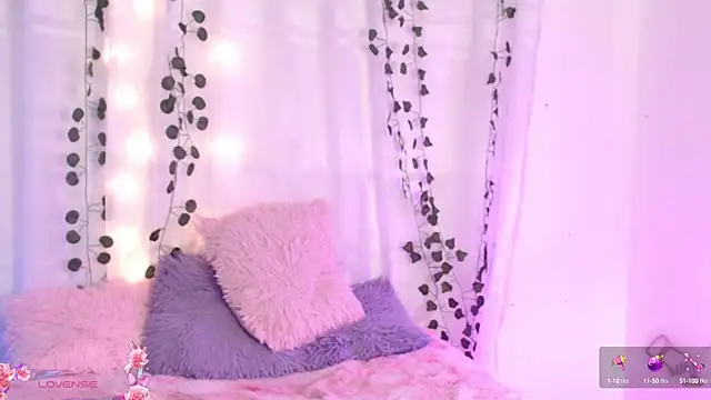 Snapshot of centaurigirl chatting on 01.10.25 centaurigirl online show from 01.10.25