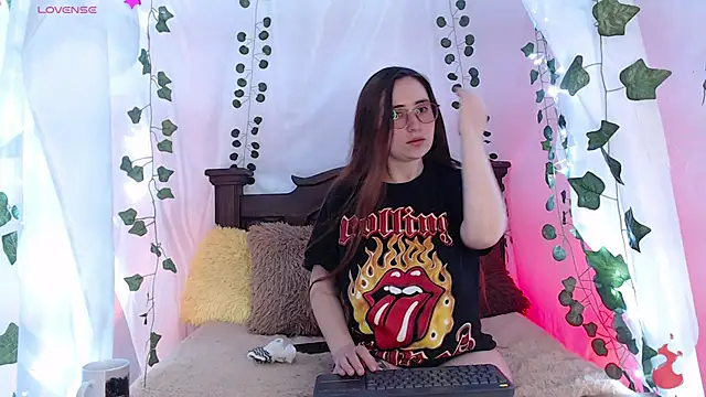 Snapshot of centaurigirl chatting on 02.21.25 centaurigirl online show from 02.21.25