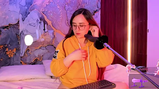 Snapshot of centaurigirl chatting on 09.21.25 centaurigirl online show from 09.21.25