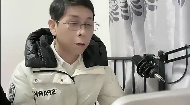 Snapshot of TGH521 chatting on 01.12.25 TGH521 online show from 01.12.25