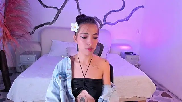 Snapshot of AlliceRosero chatting on 10.02.25 AlliceRosero online show from 10.02.25