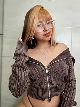 Snapshot of little_mavi chatting on 10.16.25 little mavi online show from 10.16.25