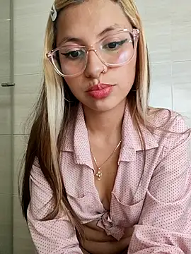 Snapshot of little_mavi chatting on 11.06.25 little mavi online show from 11.06.25