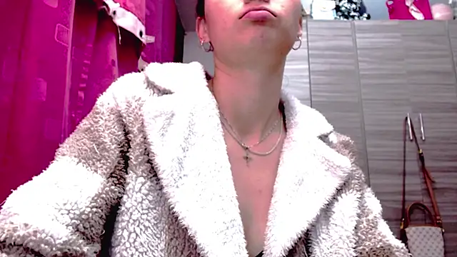 holy juli online show from 02.11.26