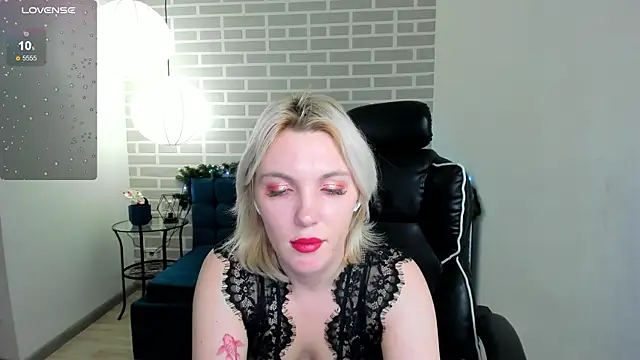 Snapshot of Fluffy_Monica chatting on 12.20.24 Fluffy Monica online show from 12.20.24