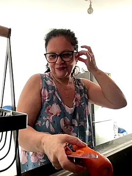 Snapshot of Sharongirl07 chatting on 10.28.25 Sharongirl07 online show from 10.28.25