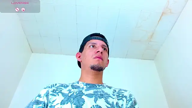 Snapshot of kevin__fox_ chatting on 10.02.25 kevin fox online show from 10.02.25