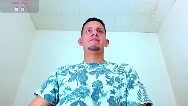 Snapshot of kevin__fox_ chatting on 10.07.25 kevin fox online show from 10.07.25