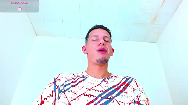 Snapshot of kevin__fox_ chatting on 10.08.25 kevin fox online show from 10.08.25