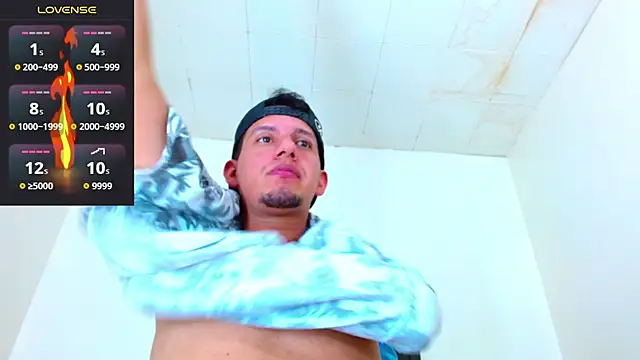 Snapshot of kevin__fox_ chatting on 10.18.25 kevin fox online show from 10.18.25