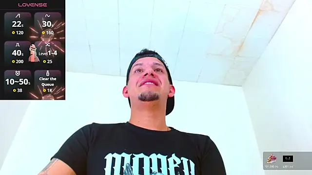 Snapshot of kevin__fox_ chatting on 10.29.25 kevin fox online show from 10.29.25