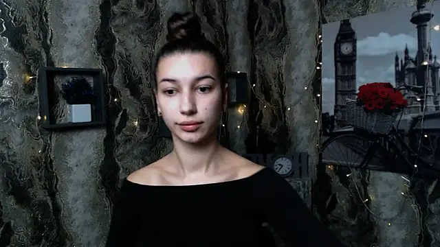 Snapshot of KarolinaRosse_ chatting on 12.20.24 KarolinaRosse online show from 12.20.24
