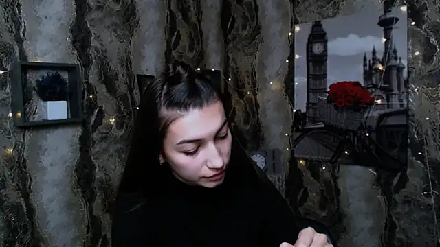 Snapshot of KarolinaRosse_ chatting on 12.29.24 KarolinaRosse online show from 12.29.24