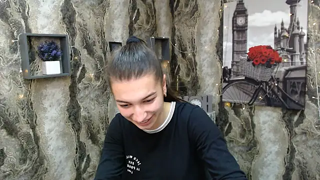 Snapshot of KarolinaRosse_ chatting on 12.30.24 KarolinaRosse online show from 12.30.24