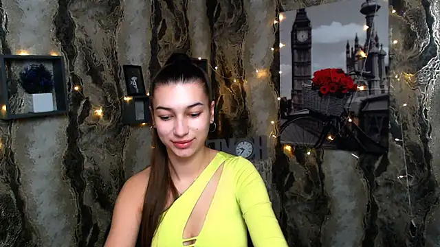 Snapshot of KarolinaRosse_ chatting on 01.04.25 KarolinaRosse online show from 01.04.25