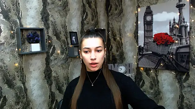 Snapshot of KarolinaRosse_ chatting on 01.05.25 KarolinaRosse online show from 01.05.25