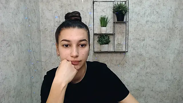 Snapshot of KarolinaRosse_ chatting on 02.15.25 KarolinaRosse online show from 02.15.25