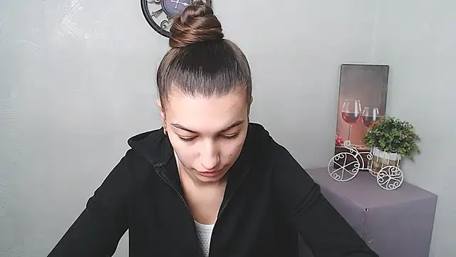 Snapshot of KarolinaRosse_ chatting on 02.19.25 KarolinaRosse online show from 02.19.25