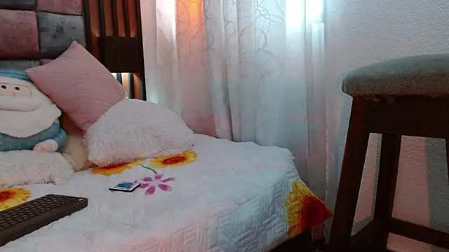 Snapshot of Saraa-restrepo chatting on 12.23.24 Saraa-restrepo online show from 12.23.24