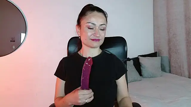 Snapshot of SaraMilf_69 chatting on 12.20.24 SaraMilf 69 online show from 12.20.24