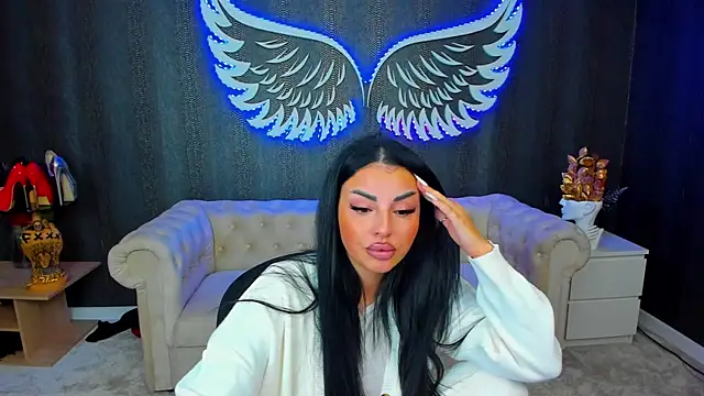 Snapshot of anemarieejolie chatting on 10.05.25 anemarieejolie online show from 10.05.25