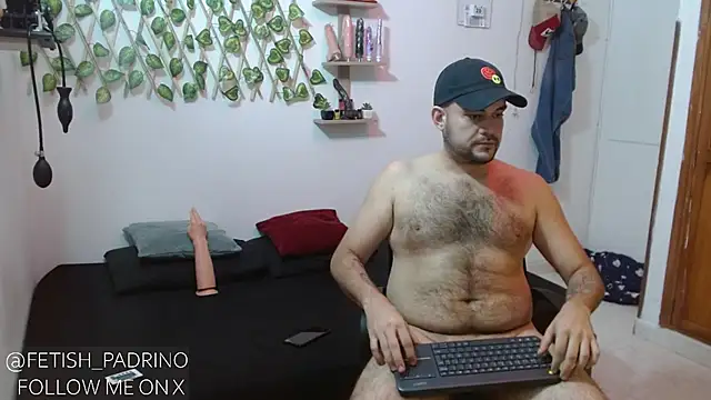 Snapshot of fetish_padrino chatting on 01.21.25 fetish padrino online show from 01.21.25