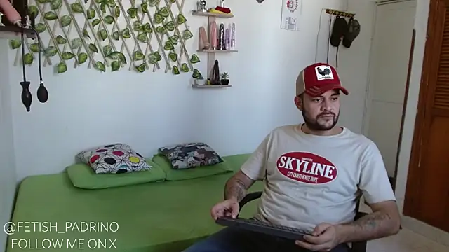 Snapshot of fetish_padrino chatting on 02.02.25 fetish padrino online show from 02.02.25