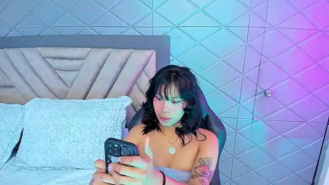 Snapshot of AikoLee_ chatting on 10.11.25 AikoLee  online show from 10.11.25