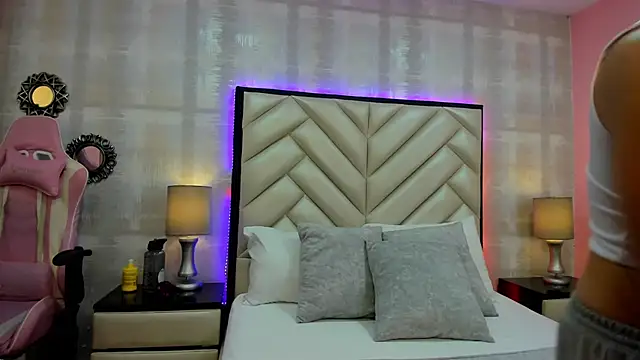 Snapshot of HazelMoret chatting on 09.17.25 HazelMoret online show from 09.17.25