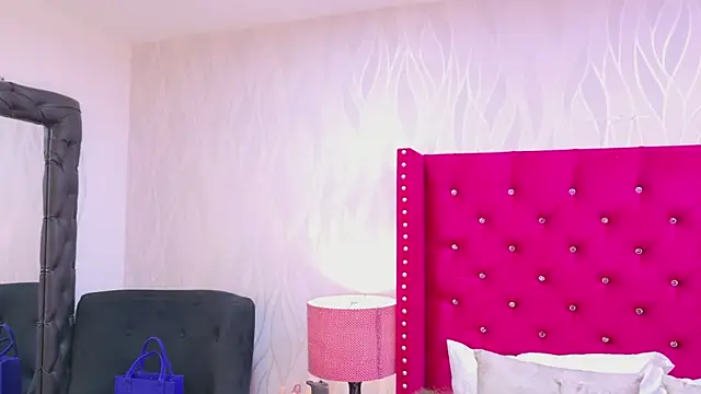 Snapshot of HazelMoret chatting on 10.01.25 HazelMoret online show from 10.01.25