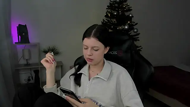 Snapshot of Este_Glen chatting on 12.21.24 Este Glen online show from 12.21.24
