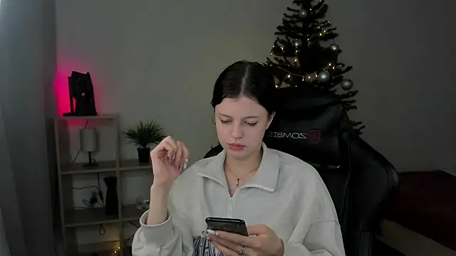 Snapshot of Este_Glen chatting on 12.22.24 Este Glen online show from 12.22.24