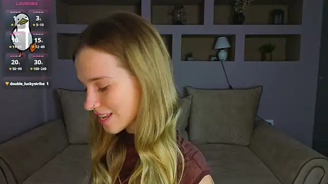 Snapshot of LinaCristonsen chatting on 10.05.25 LinaCristonsen online show from 10.05.25