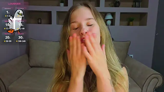 Snapshot of LinaCristonsen chatting on 10.09.25 LinaCristonsen online show from 10.09.25