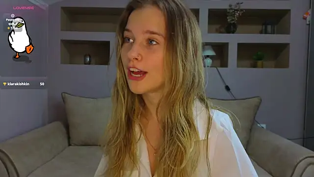 Snapshot of LinaCristonsen chatting on 10.30.25 LinaCristonsen online show from 10.30.25