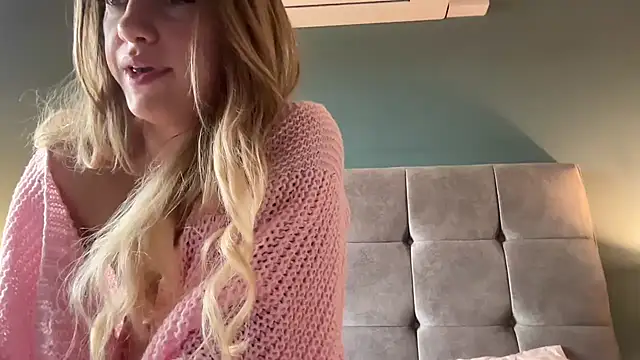 Snapshot of LustfulLuna_ chatting on 02.28.25 LustfulLuna  online show from 02.28.25