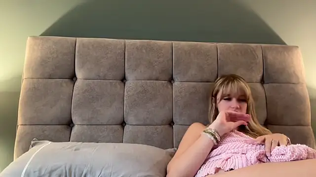Snapshot of LustfulLuna_ chatting on 10.20.25 LustfulLuna  online show from 10.20.25
