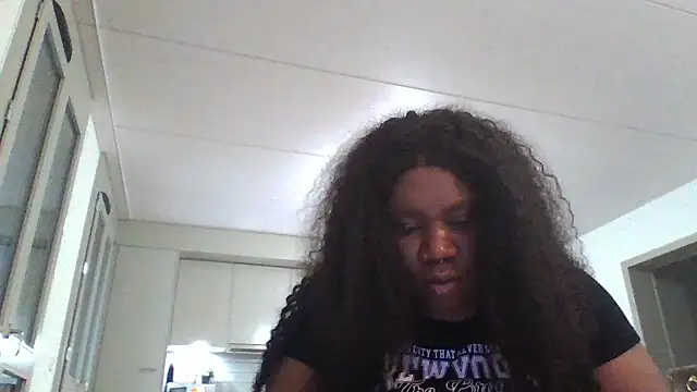 Snapshot of bonbonaumiel chatting on 12.10.24 bonbonaumiel online show from 12.10.24